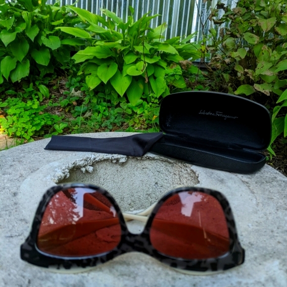 Beautiful Ferragamo sunglasses 🕶️ Used jost one Time .. New condition w box - Picture 7 of 16